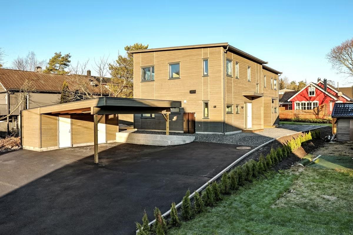 Bolig i lys kledning med carport og ny asfalt